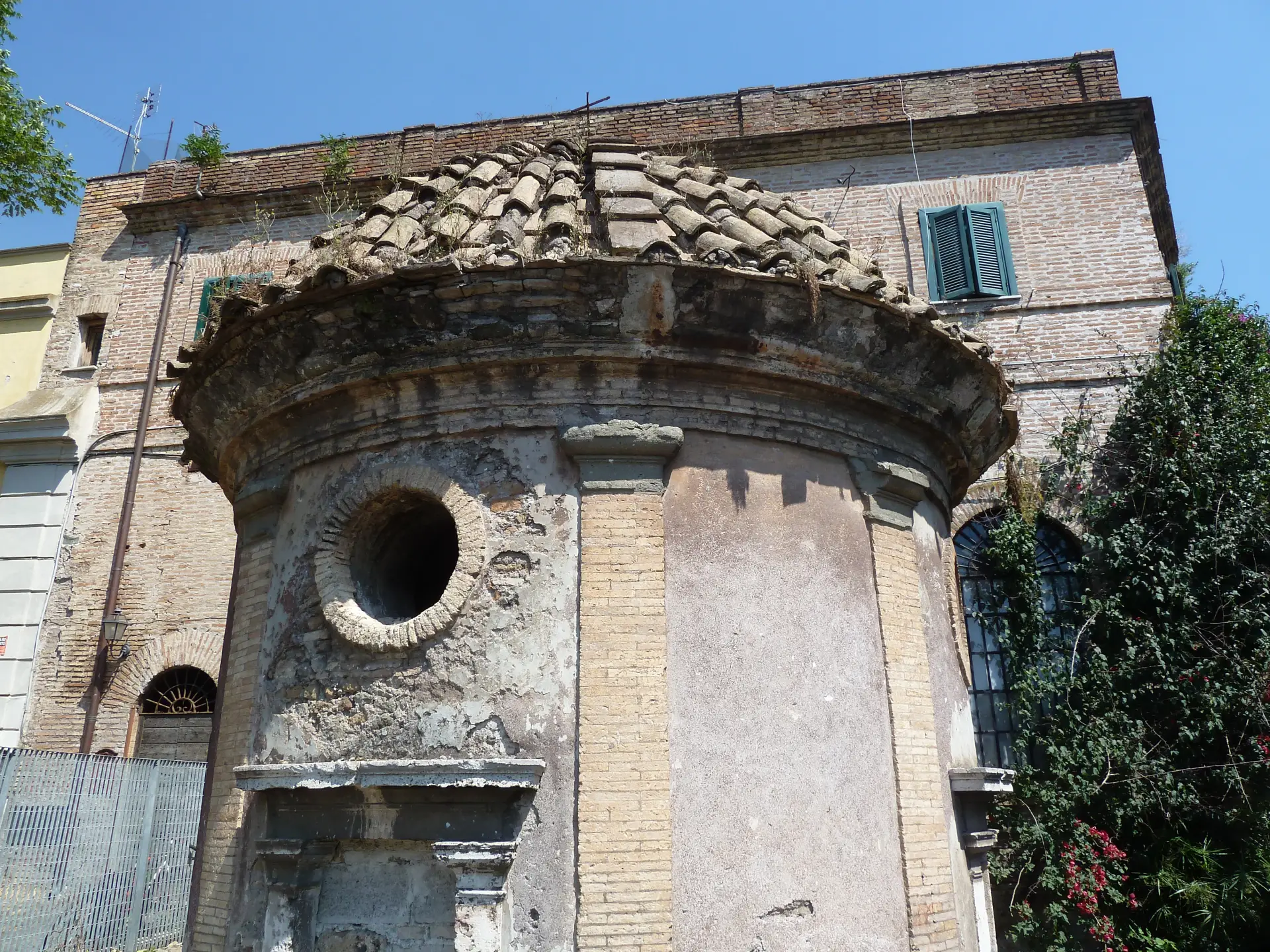 temple of antoninus and faustina - 16